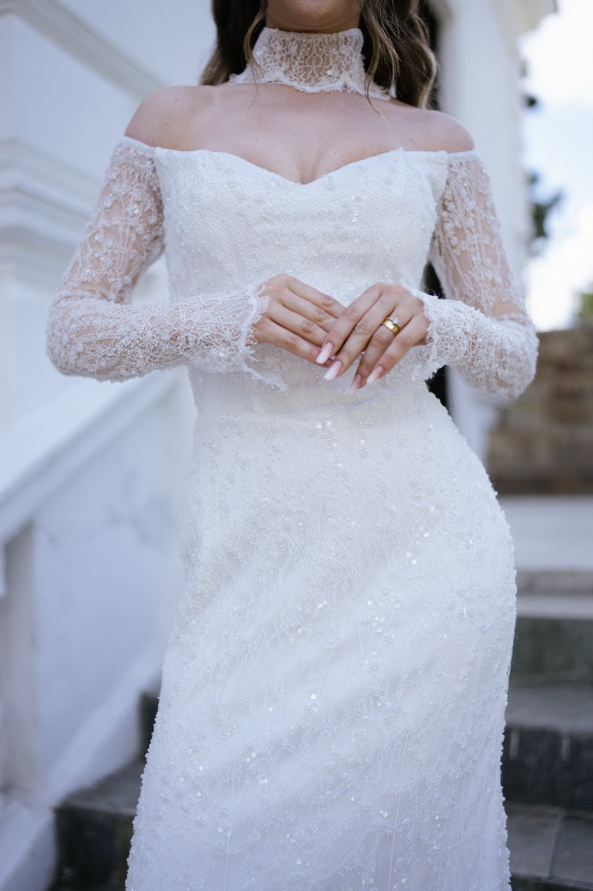 Luxury Mermaid Wedding Dress with Chantilly Lace, Off-Shoulder Sleeves and High Lace Collar