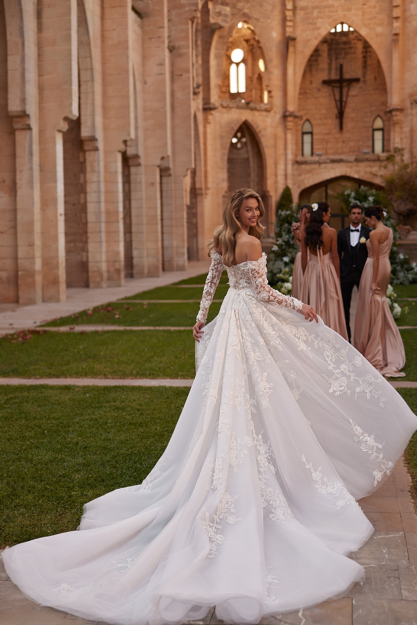 ELEGANT DRESS WITH EMBROIDERY