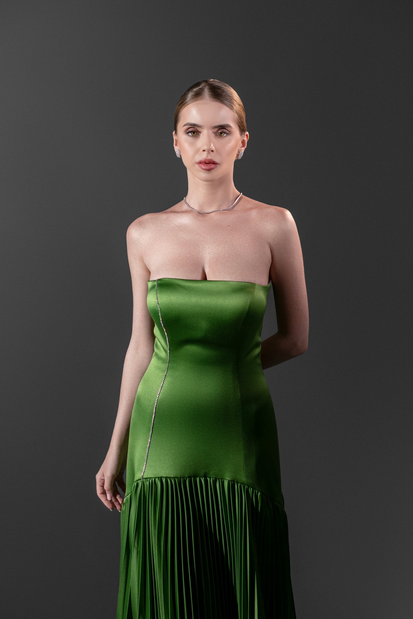 ELEGANT GREEN DRESS WITH PLEATS