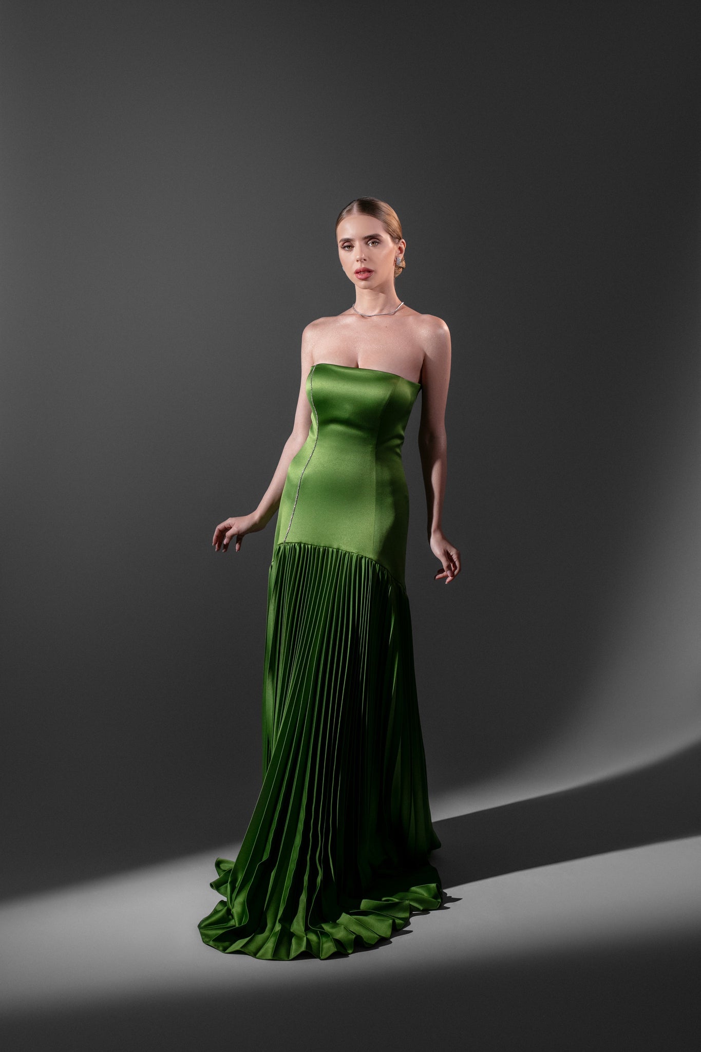 ELEGANT GREEN DRESS WITH PLEATS