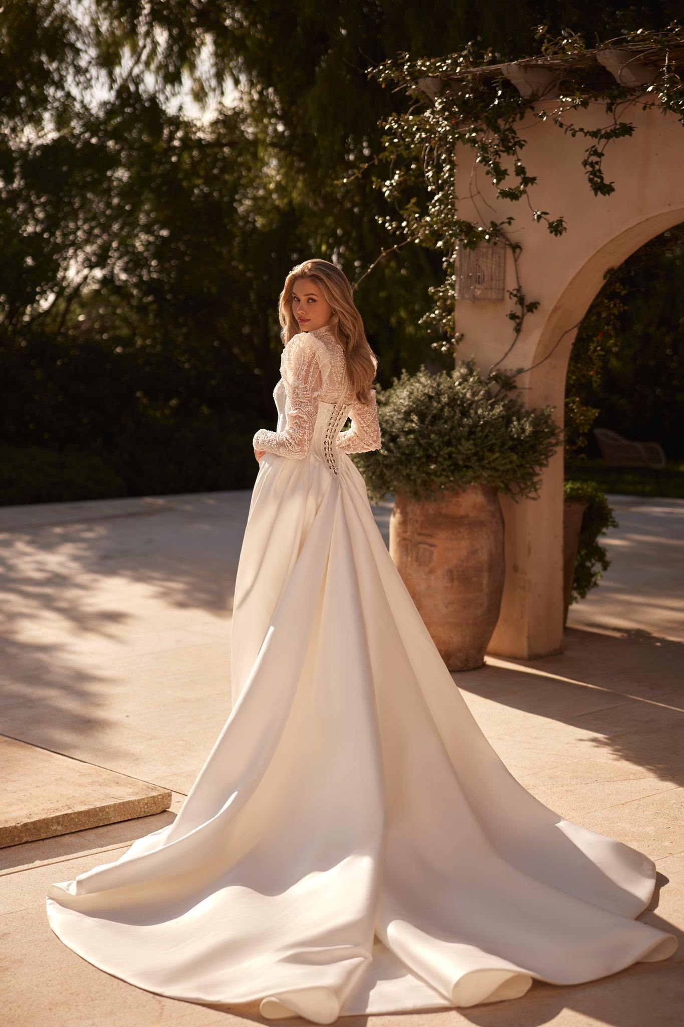 SIREN WEDDING DRESS WITH LACE AND OVERLAY SKIRT