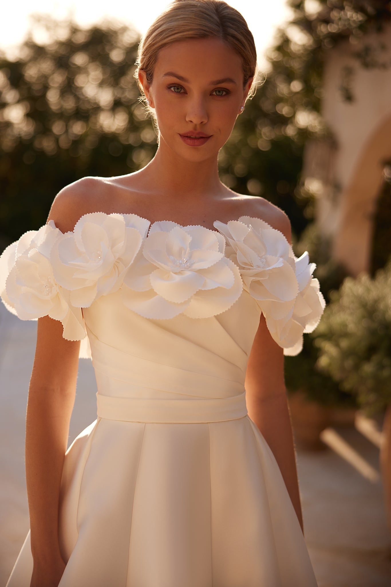WEDDING DRESS WITH LARGE FLOWERS