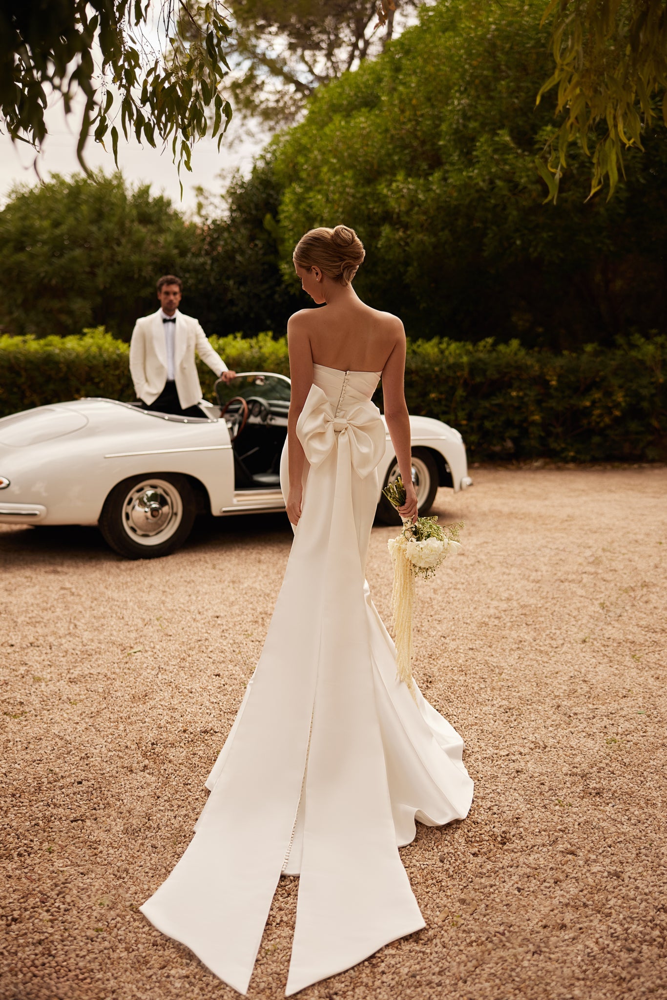 AMELIA DRESS - PURE ELEGANCE IN MODERN STYLE
