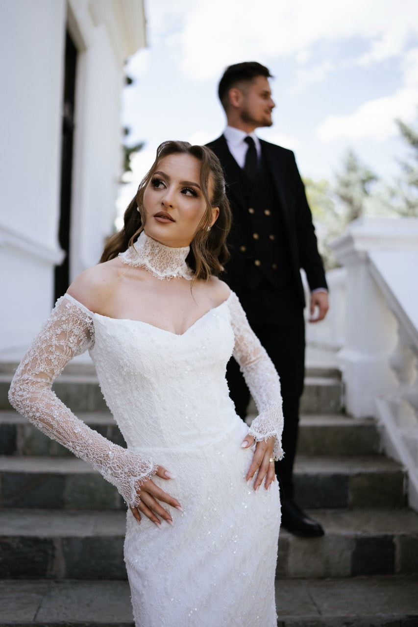 Luxury Mermaid Wedding Dress with Chantilly Lace, Off-Shoulder Sleeves and High Lace Collar