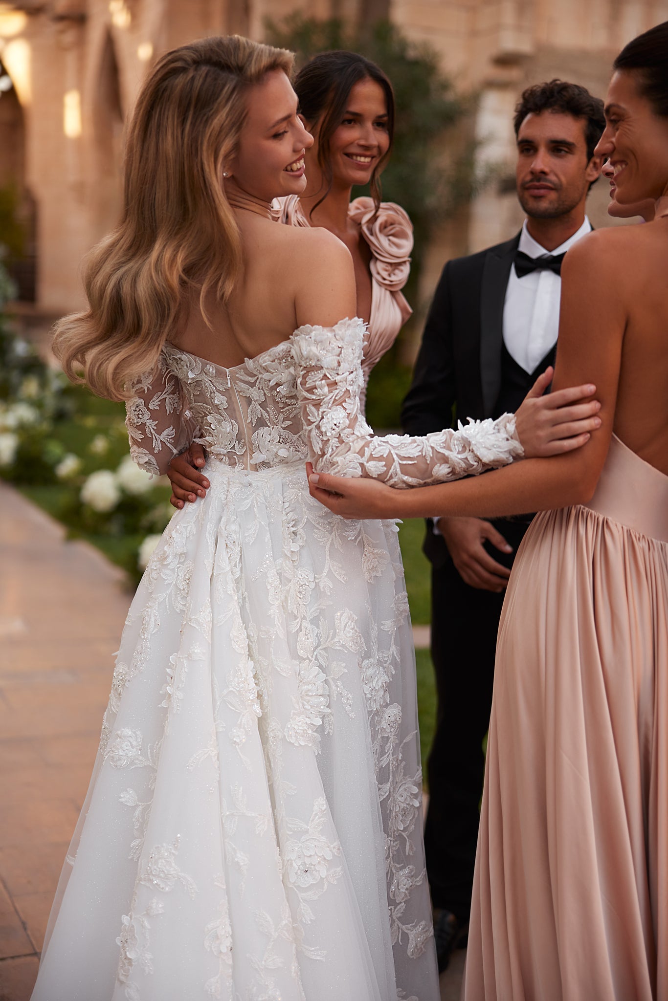 ELEGANT DRESS WITH EMBROIDERY