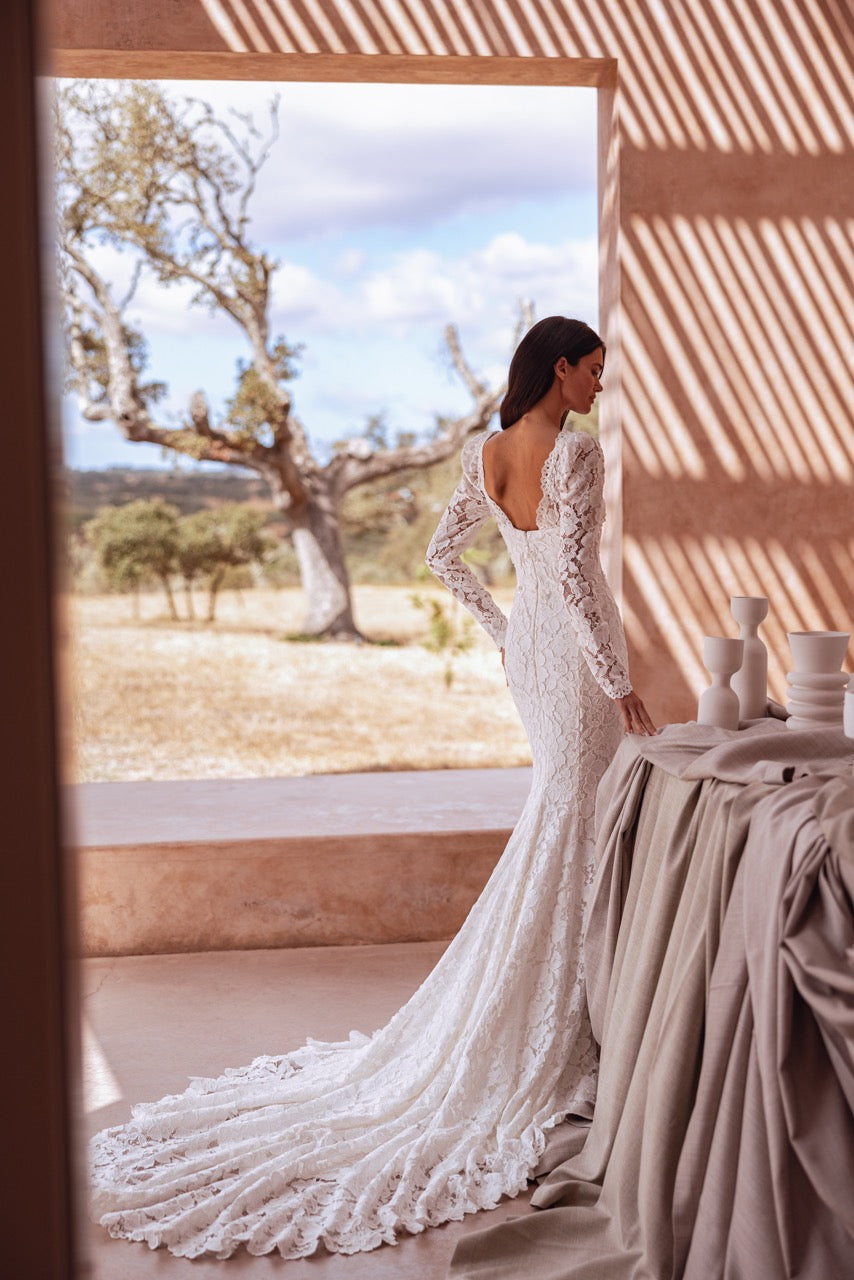 Long-Sleeve Lace Mermaid Wedding Dress with Sweetheart Neckline